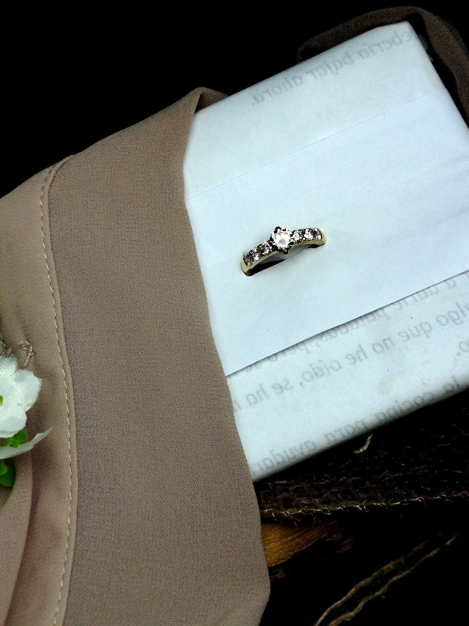 Anillo en Oro 18K con Diamante Fancy Café (0.63 ct) y Complemento 0.61 ct – 4.5 g / Talla 5.5 / Dama