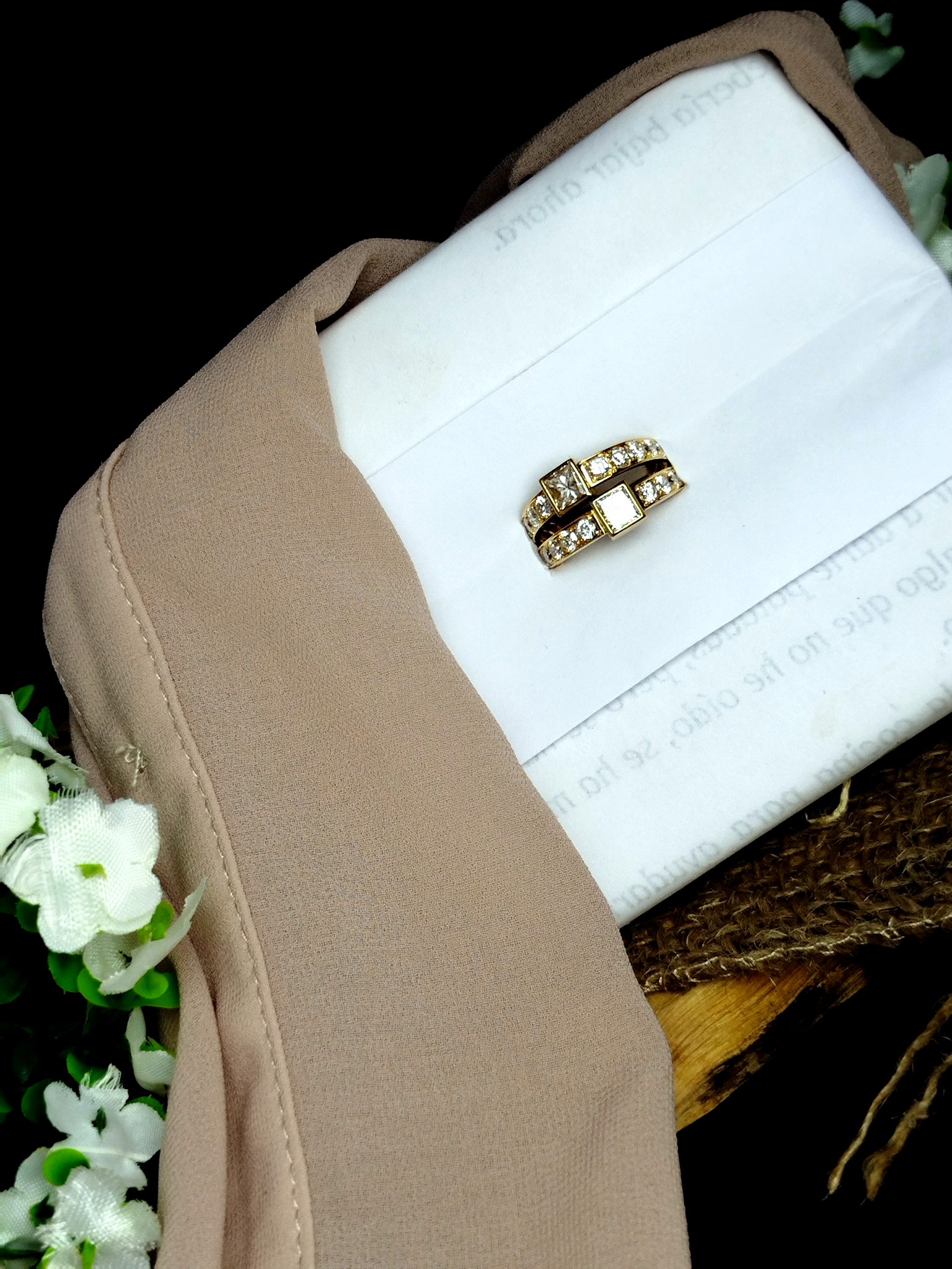 Anillo en Oro 18K con 2 Diamantes Centrales (0.41 ct c/u) y 18 Diamantes 0.80 ct – 7.8 g / Talla 5 / Dama