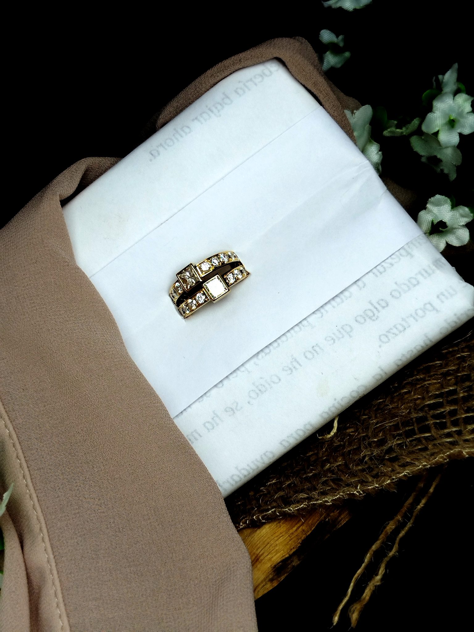 Anillo en Oro 18K con 2 Diamantes Centrales (0.41 ct c/u) y 18 Diamantes 0.80 ct – 7.8 g / Talla 5 / Dama - Image 2