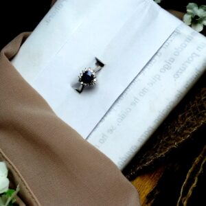 Anillo en Oro Blanco 18K con Zafiro Natural (1.20 ct) y 15 Diamantes (0.15 ct) – 3.7 g / Talla 4.75 / Dama