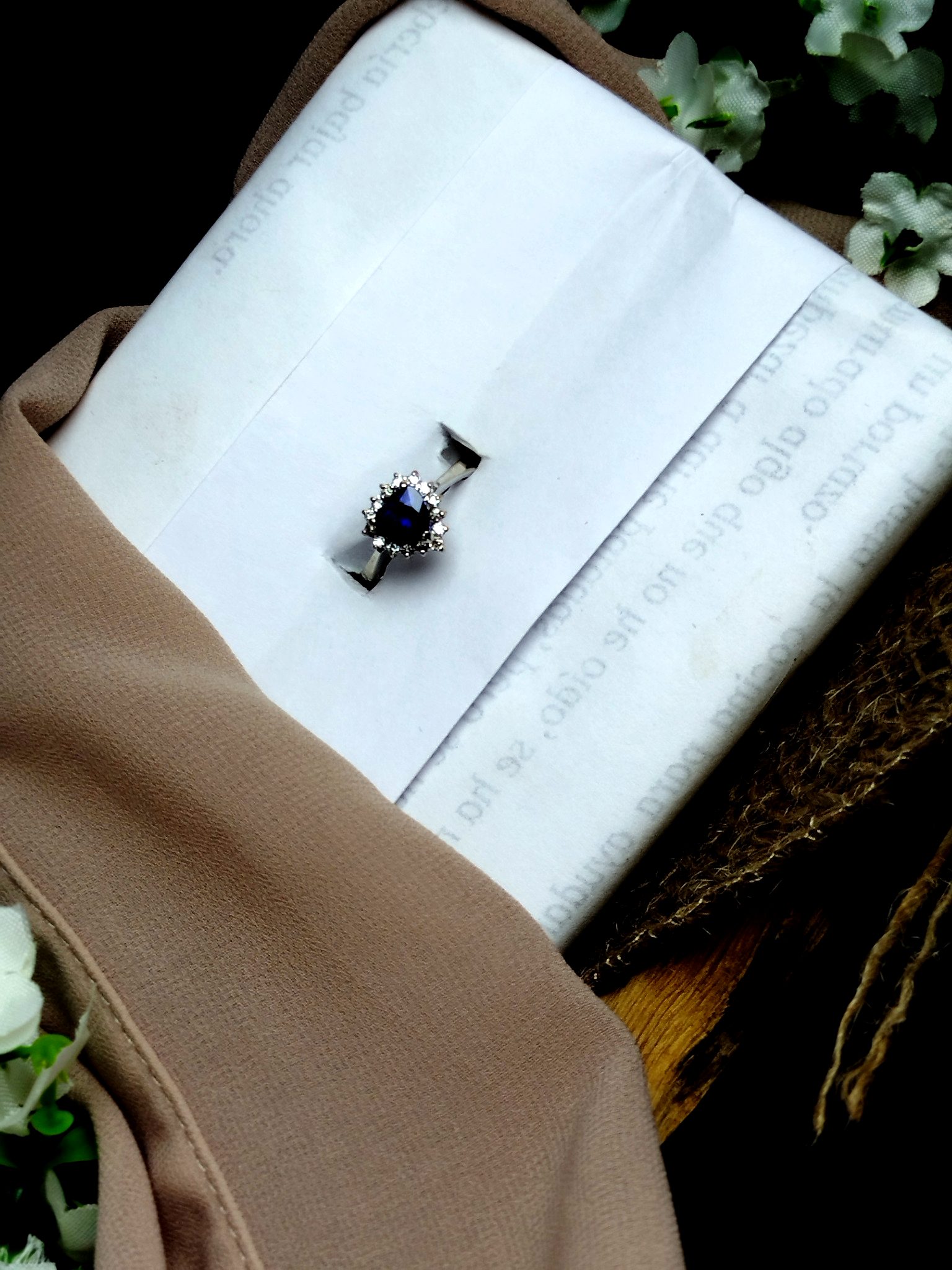 Anillo en Oro Blanco 18K con Zafiro Natural (1.20 ct) y 15 Diamantes (0.15 ct) – 3.7 g / Talla 4.75 / Dama