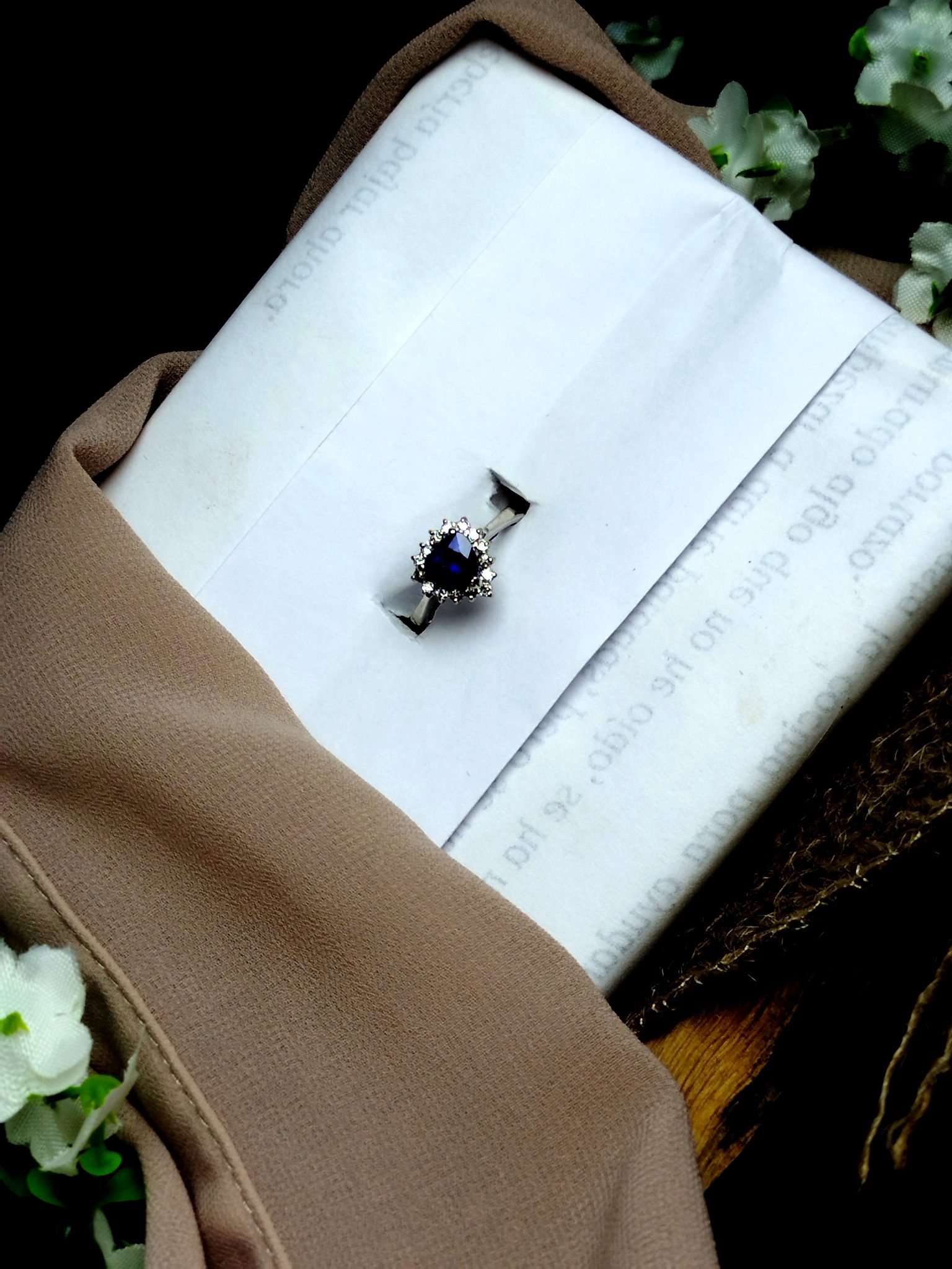 Anillo en Oro Blanco 18K con Zafiro Natural (1.20 ct) y 15 Diamantes (0.15 ct) – 3.7 g / Talla 4.75 / Dama - Image 2