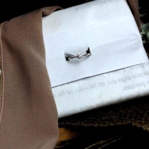 Anillo Solitario en Oro Blanco 18K con Diamante 0.17 ct VS1 (Talla Muy Buena) – 1.6 g / Talla 4.5 / Dama