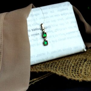 Dije en Oro 18K con 2 Esmeraldas Naturales AAA (0.76 ct / 0.57 ct) – 2.2 g / 2.1×0.6 cm
