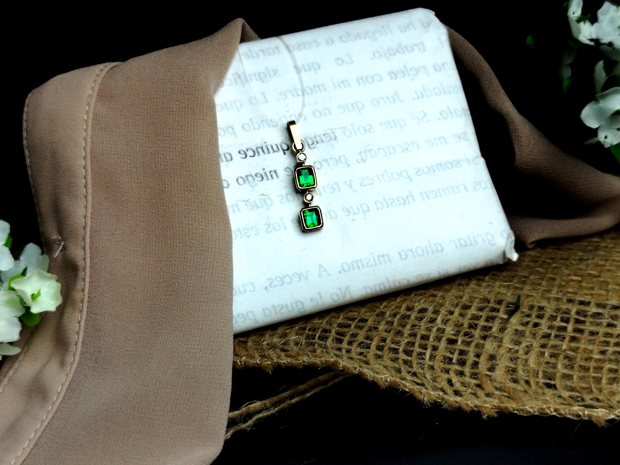 Dije en Oro 18K con 2 Esmeraldas Naturales AAA (0.76 ct / 0.57 ct) – 2.2 g / 2.1×0.6 cm