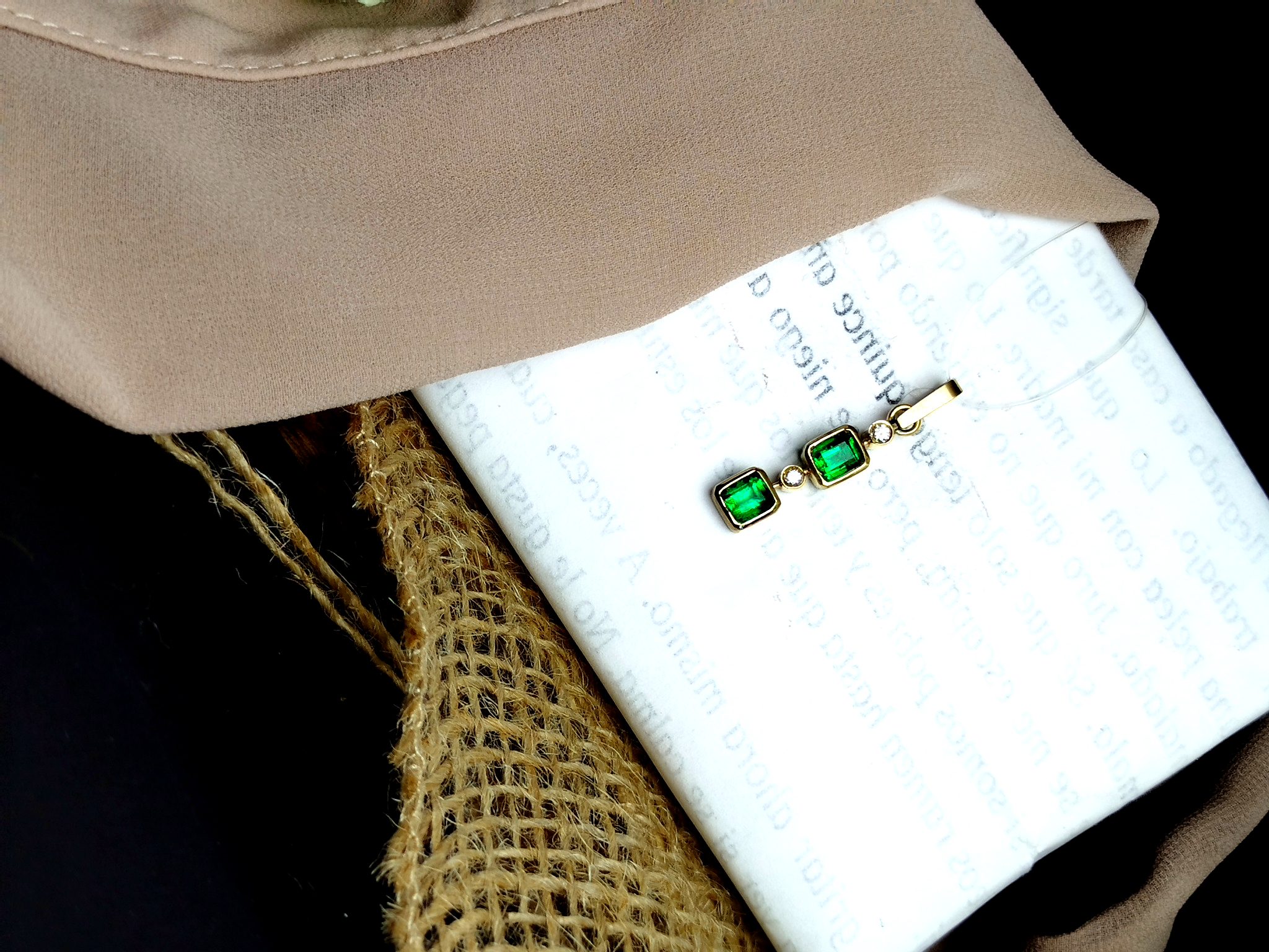 Dije en Oro 18K con 2 Esmeraldas Naturales AAA (0.76 ct / 0.57 ct) – 2.2 g / 2.1×0.6 cm - Image 4
