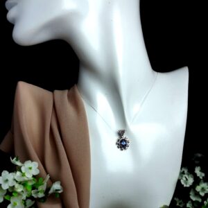 Dije en Oro Blanco 18K con Zafiro Natural 1.48 ct y 33 Diamantes (0.48 ct) – 2.7 g / 20×12 mm / Dama