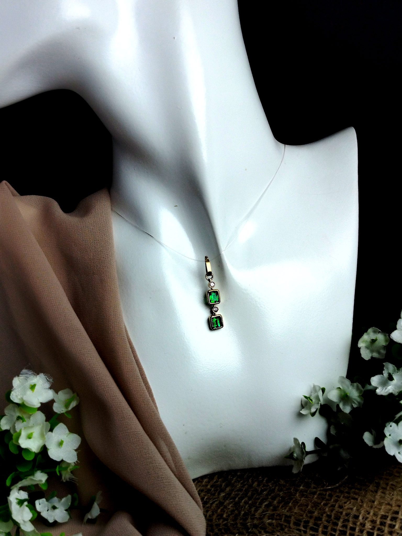 Dije en Oro 18K con 2 Esmeraldas Naturales AAA (0.76 ct / 0.57 ct) – 2.2 g / 2.1×0.6 cm - Image 3