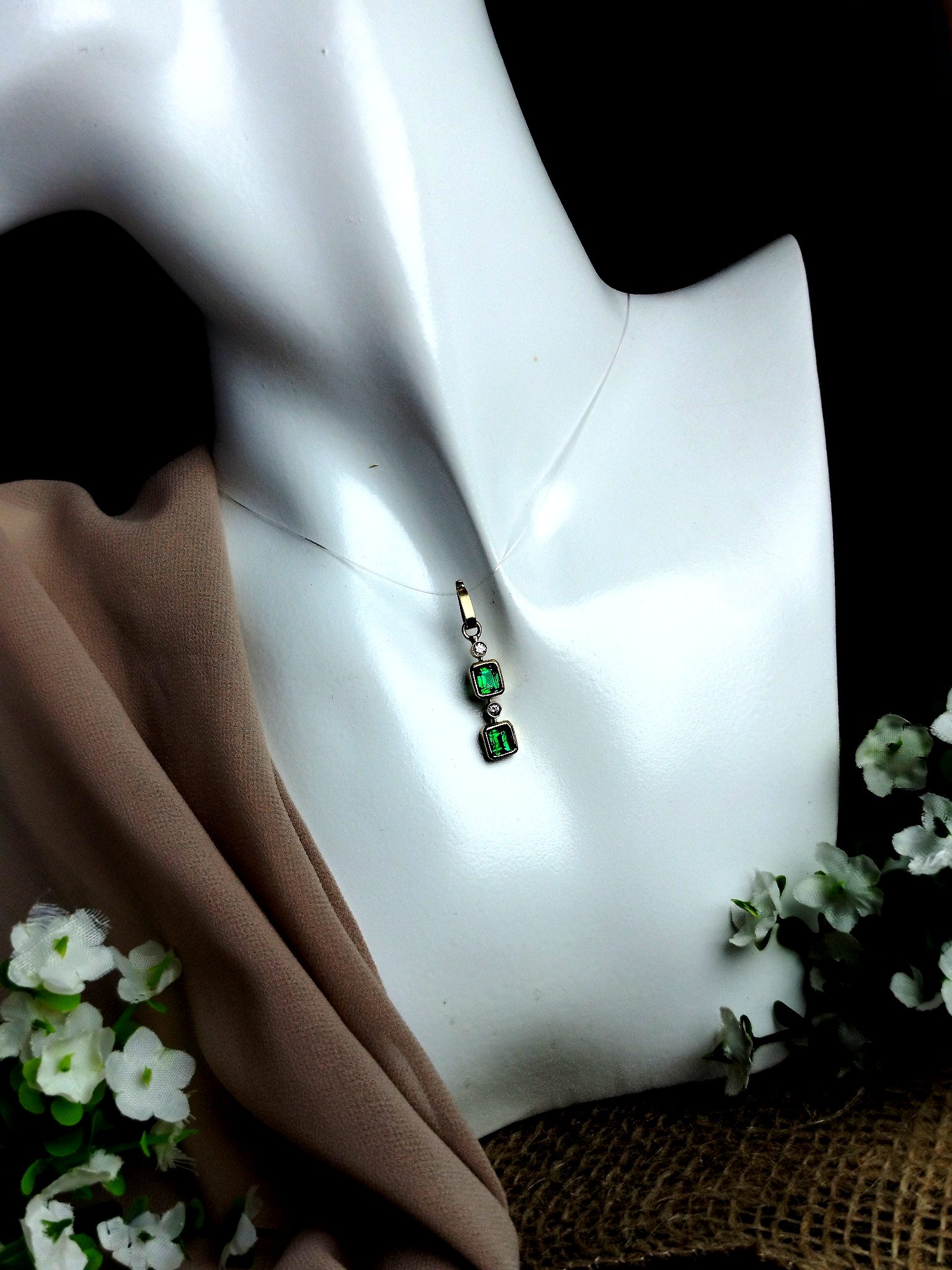 Dije en Oro 18K con 2 Esmeraldas Naturales AAA (0.76 ct / 0.57 ct) – 2.2 g / 2.1×0.6 cm - Image 2