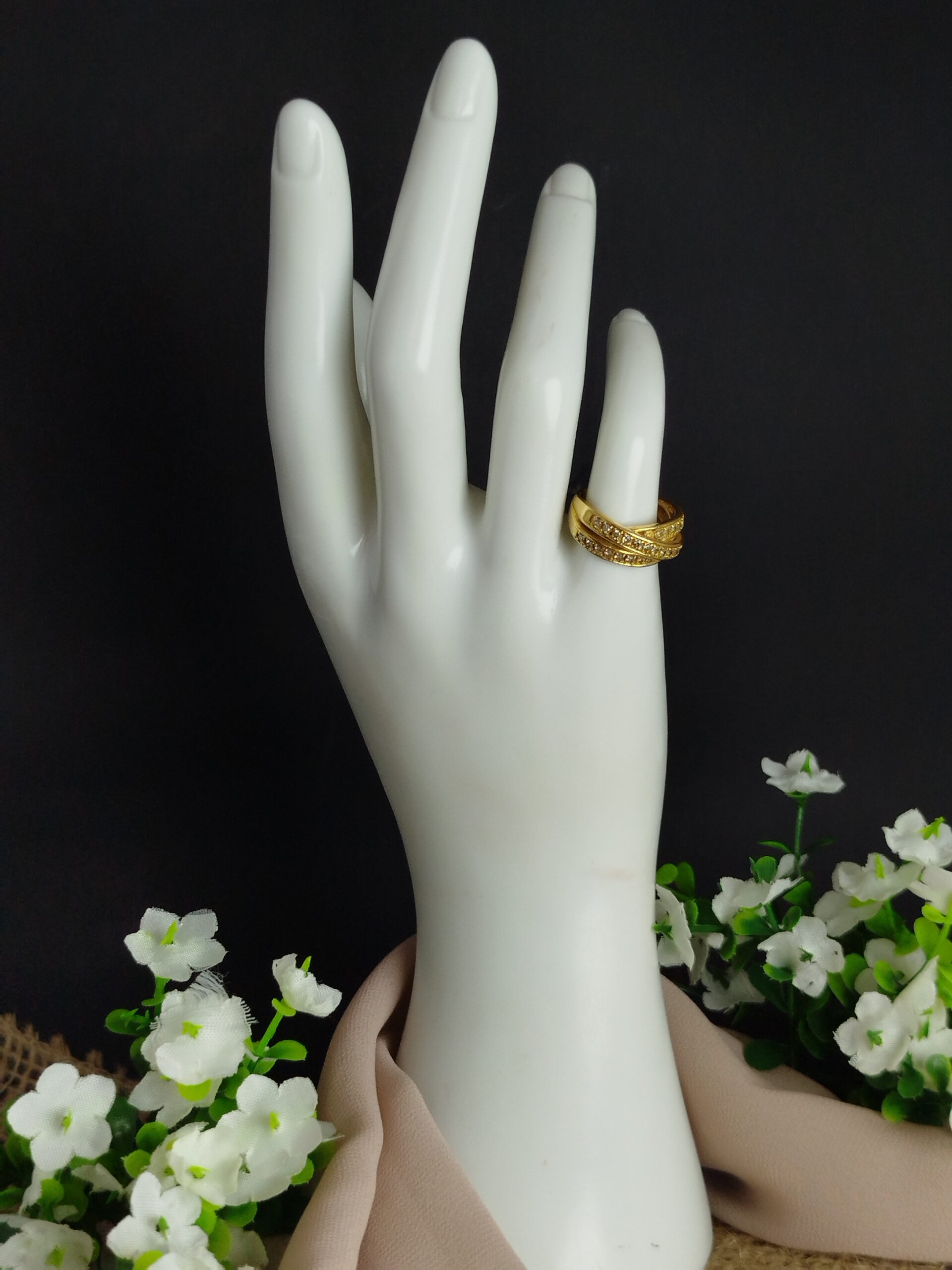 Anillo en oro 18K (5 g, talla 5.25) con 30 diamantes naturales (0.50 ct total). Diseño trenzado elegante con brillo uniforme. - Image 3