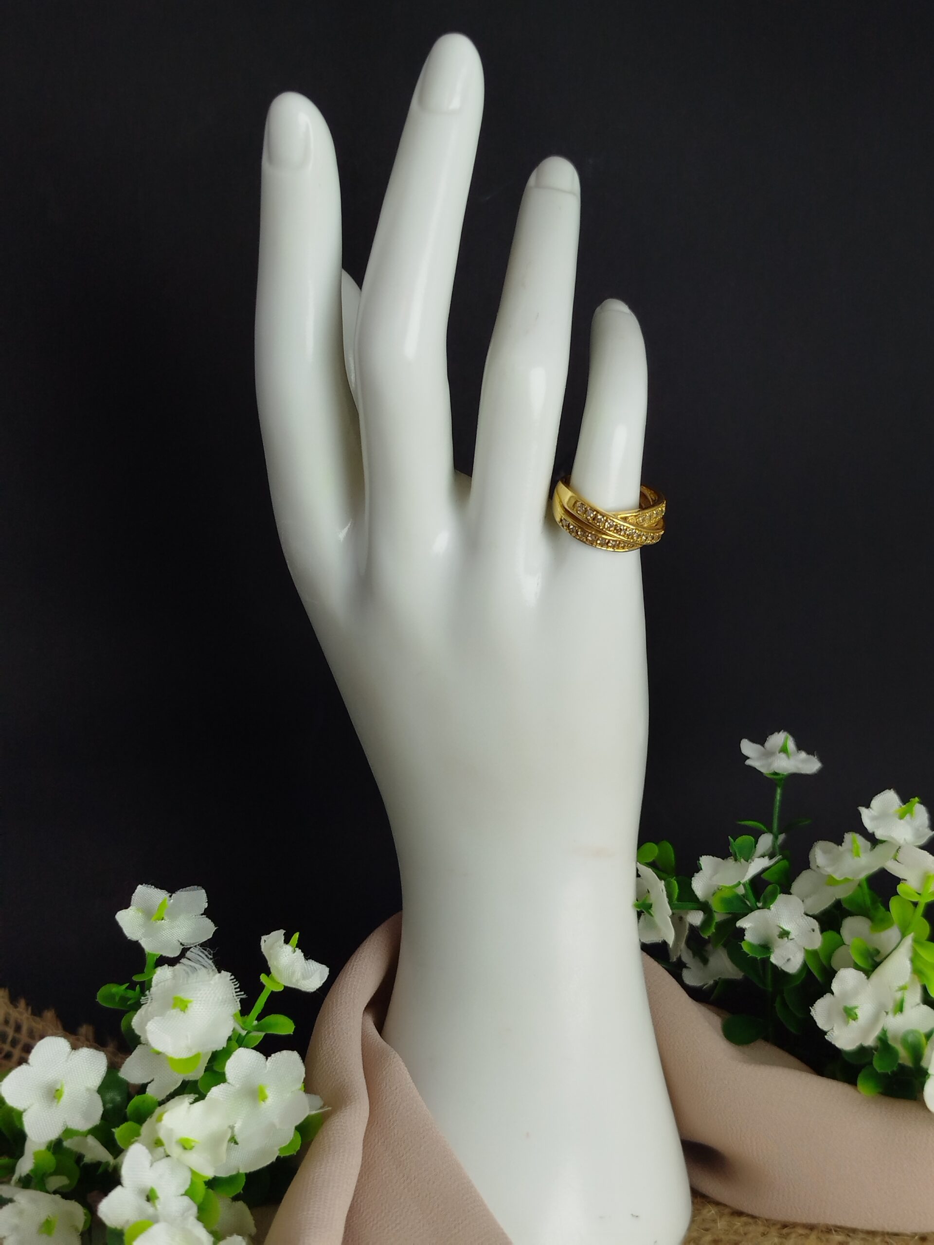 Anillo en oro 18K (5 g, talla 5.25) con 30 diamantes naturales (0.50 ct total). Diseño trenzado elegante con brillo uniforme. - Image 4