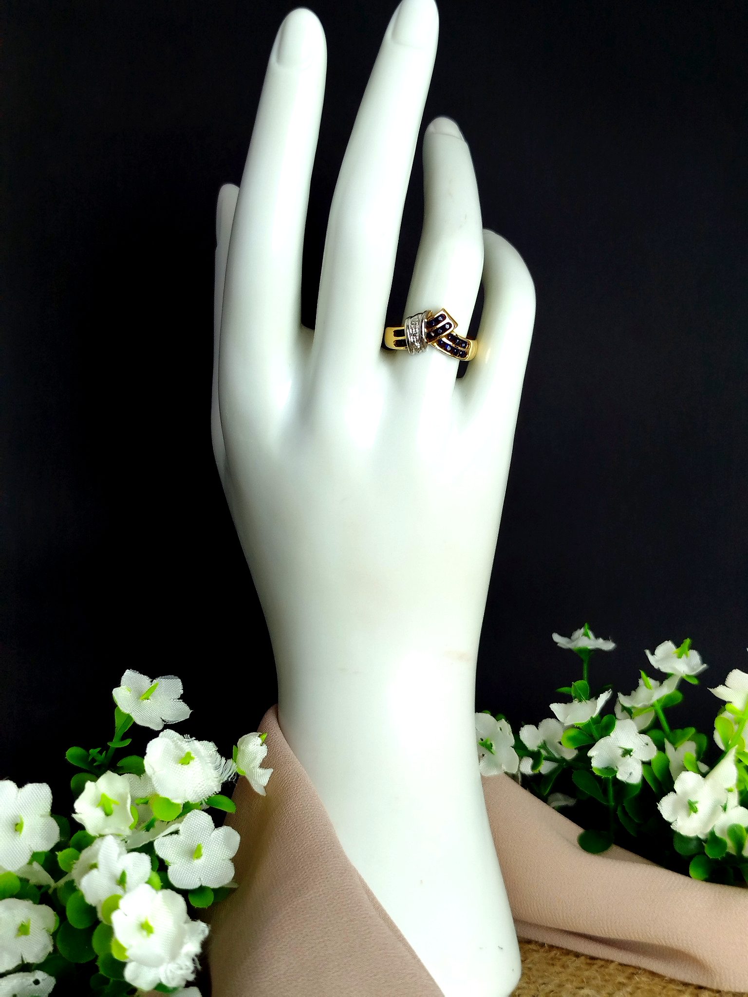 Anillo en Oro 18K y Platino con 3 Diamantes y 16 Zafiros (0.32 ct Total) – 4.7 g / Talla 6.5 / Dama - Image 4