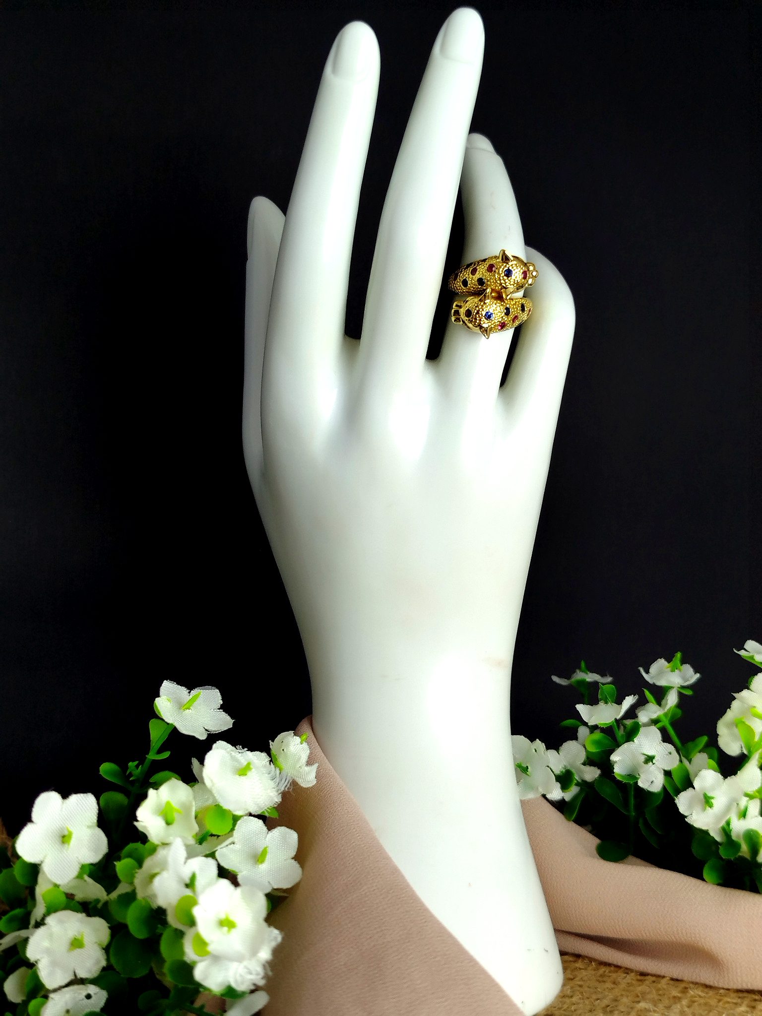 Anillo en Oro 18K y Platino con 3 Diamantes y 16 Zafiros (0.32 ct Total) – 4.7 g / Talla 6.5 / Dama - Image 5