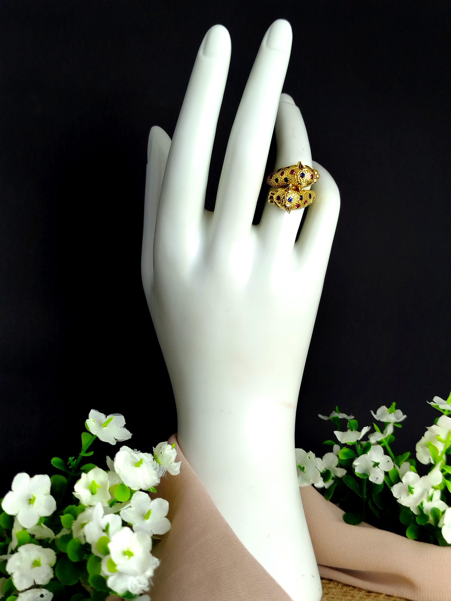 Anillo en Oro 18K y Platino con 3 Diamantes y 16 Zafiros (0.32 ct Total) – 4.7 g / Talla 6.5 / Dama - Image 4