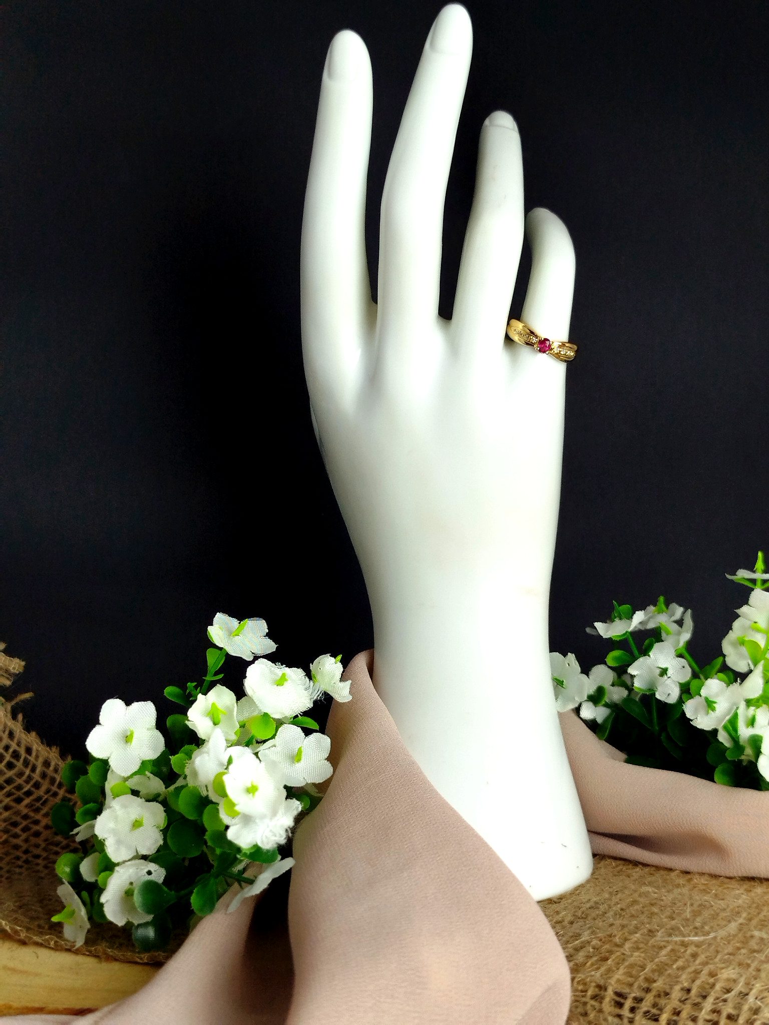 Anillo Felino en Oro 18K con Rubíes, Zafiros y Brillantes – 8.85 g / Talla 6 / Dama - Image 4