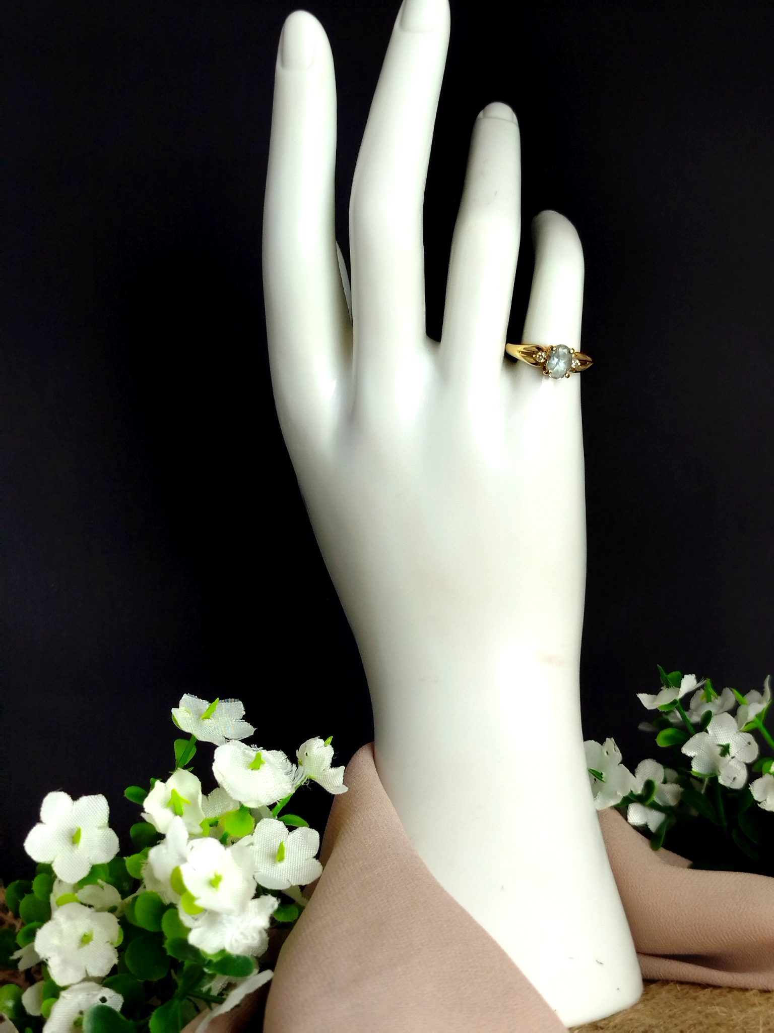 Anillo en Oro 18K con Aguamarina Central y Diamantes Laterales – 2.7 g / 0.7 ct / Talla 5.5 / Dama - Image 5