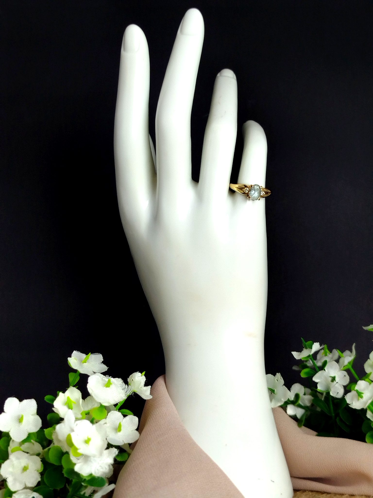 Anillo en Oro 18K con Aguamarina Central y Diamantes Laterales – 2.7 g / 0.7 ct / Talla 5.5 / Dama - Image 4