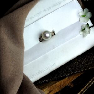 Anillo en Oro 18K con Perla de 11 mm y 58 Diamantes (0.60 ct) – 7.73 g / Talla 5 ¼ / Dama