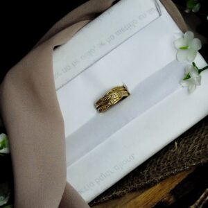 Anillo en oro 18K (5 g, talla 5.25) con 30 diamantes naturales (0.50 ct total). Diseño trenzado elegante con brillo uniforme.