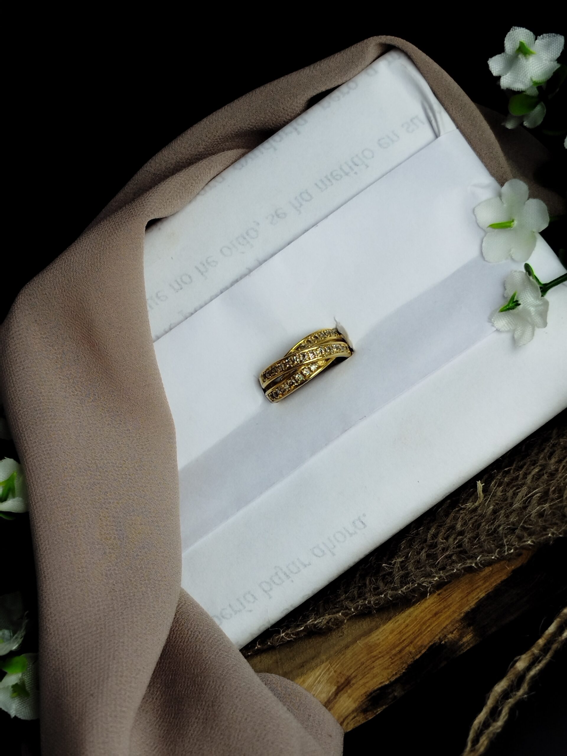 Anillo en oro 18K (5 g, talla 5.25) con 30 diamantes naturales (0.50 ct total). Diseño trenzado elegante con brillo uniforme.