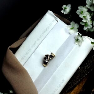 Anillo en Oro 18K y Platino con 3 Diamantes y 16 Zafiros (0.32 ct Total) – 4.7 g / Talla 6.5 / Dama