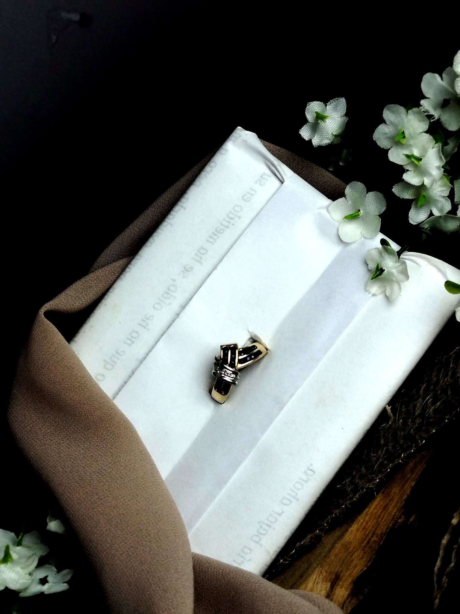 Anillo en Oro 18K y Platino con 3 Diamantes y 16 Zafiros (0.32 ct Total) – 4.7 g / Talla 6.5 / Dama