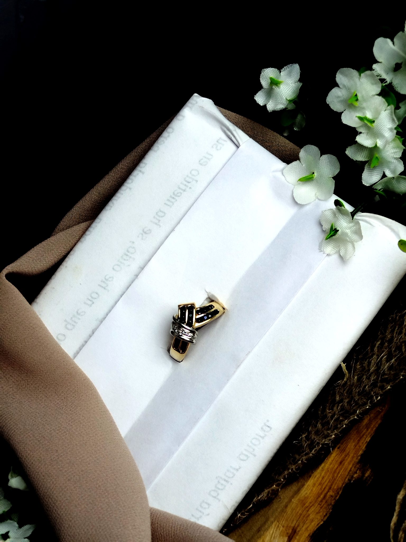 Anillo en Oro 18K y Platino con 3 Diamantes y 16 Zafiros (0.32 ct Total) – 4.7 g / Talla 6.5 / Dama - Image 2