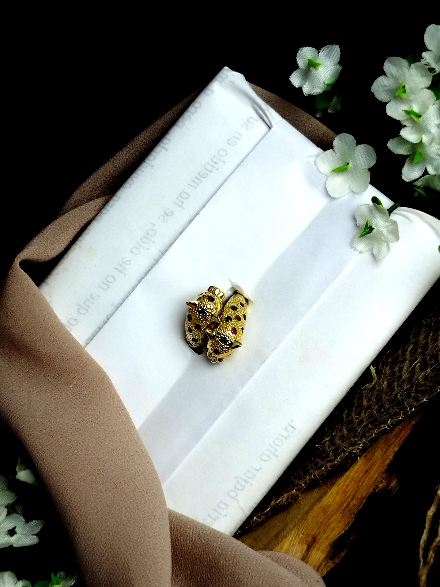 Anillo en Oro 18K y Platino con 3 Diamantes y 16 Zafiros (0.32 ct Total) – 4.7 g / Talla 6.5 / Dama - Image 3