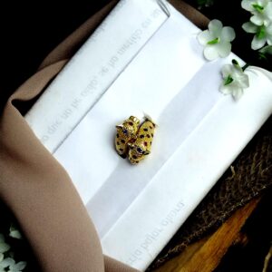 Anillo en Oro 18K y Platino con 3 Diamantes y 16 Zafiros (0.32 ct Total) – 4.7 g / Talla 6.5 / Dama