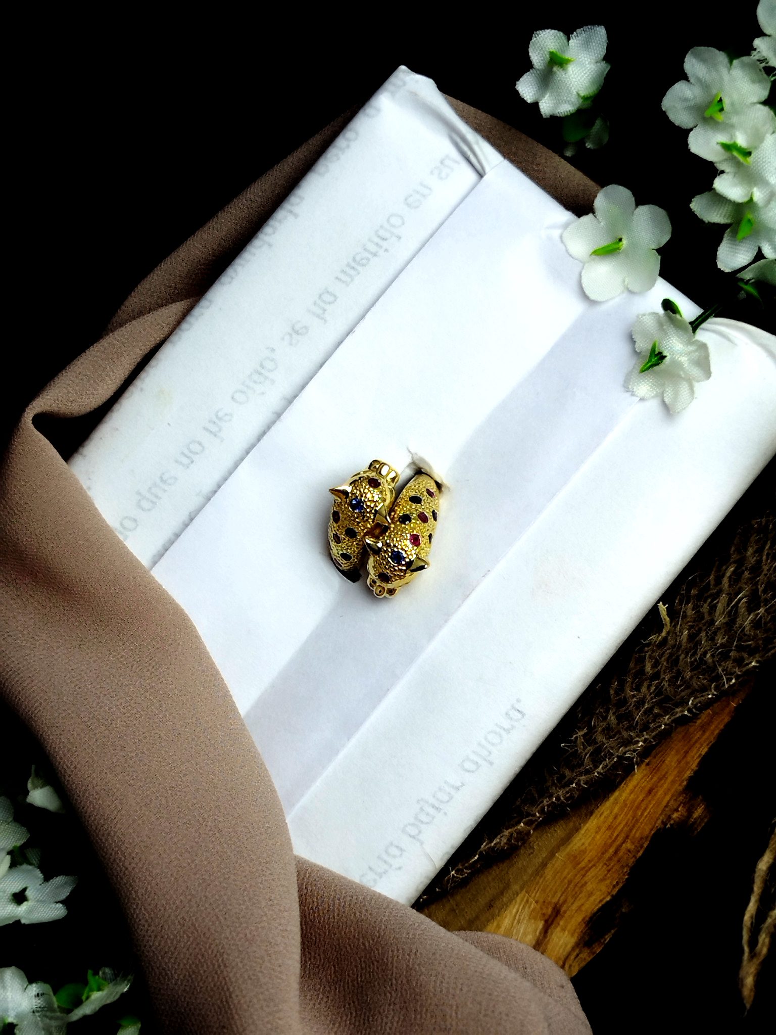 Anillo en Oro 18K y Platino con 3 Diamantes y 16 Zafiros (0.32 ct Total) – 4.7 g / Talla 6.5 / Dama