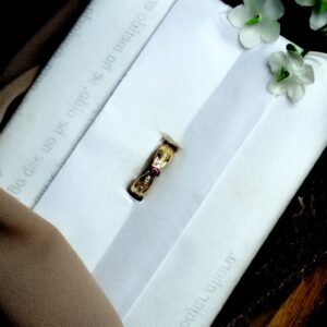 Anillo Felino en Oro 18K con Rubíes, Zafiros y Brillantes – 8.85 g / Talla 6 / Dama