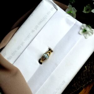 Anillo en Oro 18K con Aguamarina Central y Diamantes Laterales – 2.7 g / 0.7 ct / Talla 5.5 / Dama