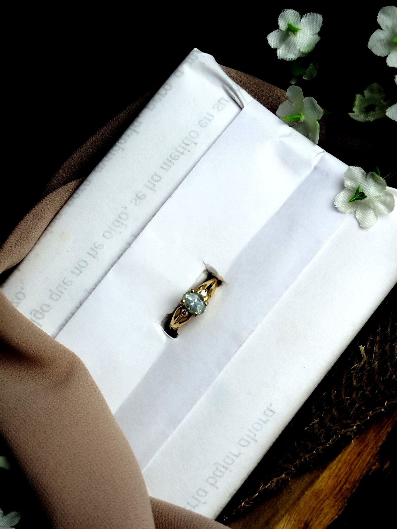 Anillo en Oro 18K con Aguamarina Central y Diamantes Laterales – 2.7 g / 0.7 ct / Talla 5.5 / Dama