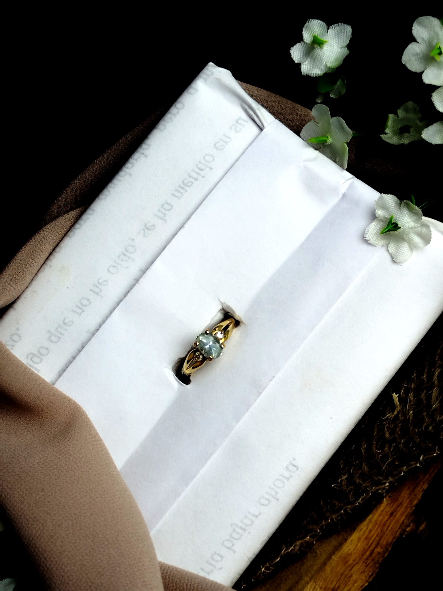 Anillo en Oro 18K con Aguamarina Central y Diamantes Laterales – 2.7 g / 0.7 ct / Talla 5.5 / Dama - Image 2