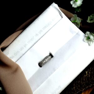 Anillo Media Alianza en Oro Blanco 18K con Diamantes Naturales – 1.78 ct / 2.8 g / Talla 2 / Dama