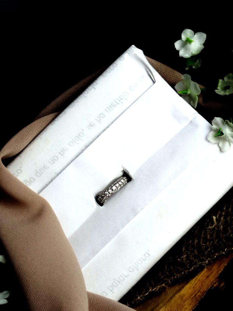 Anillo Media Alianza en Oro Blanco 18K con Diamantes Naturales – 1.78 ct / 2.8 g / Talla 2 / Dama