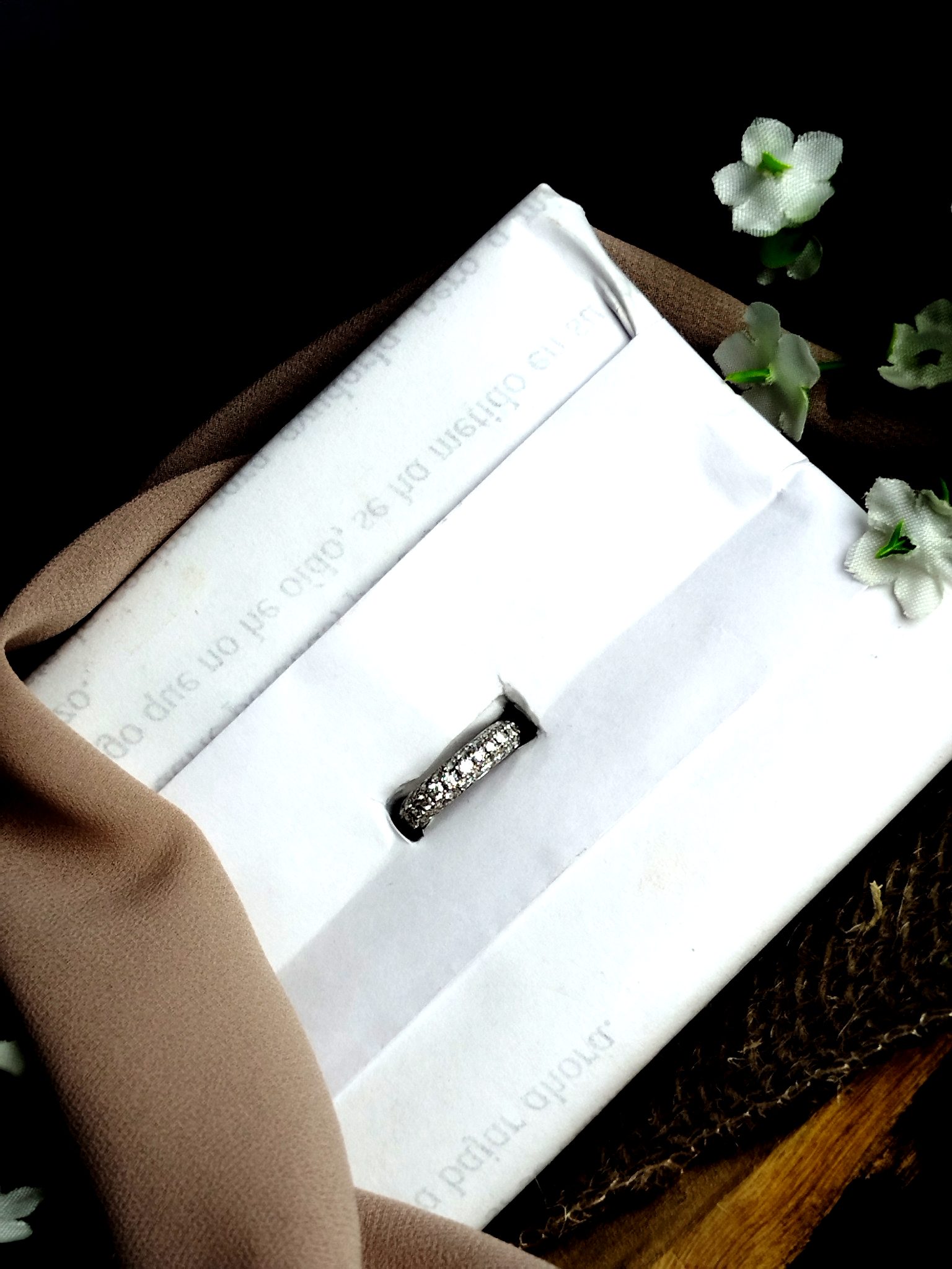 Anillo Media Alianza en Oro Blanco 18K con Diamantes Naturales – 1.78 ct / 2.8 g / Talla 2 / Dama