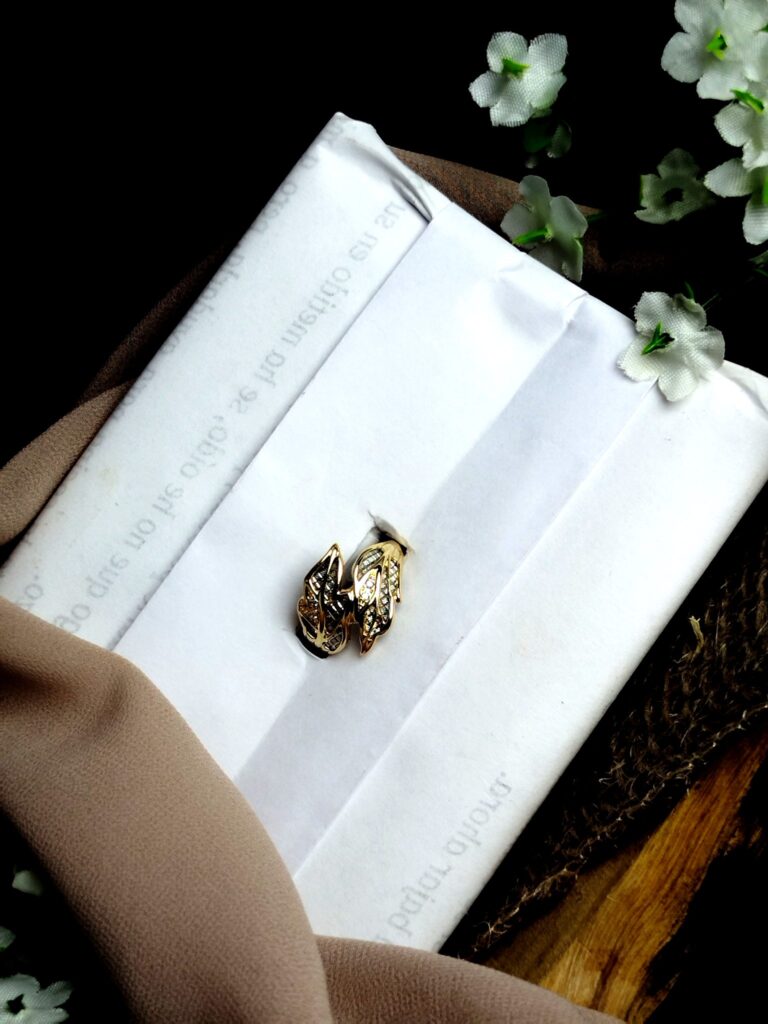 Anillo Bicolor en Oro 18K y Platino con 4 Diamantes – 3.4 g / Talla 6.75 / Dama