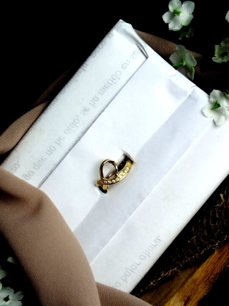 Anillo en Oro 18K con 10 Diamantes Naturales – 2.72 g / 0.10 ct / Talla 5.25 / Dama