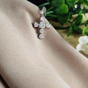 Dije de Plata 950 en Forma de Cruz con 6 Circones – 1.59 g (Unisex)