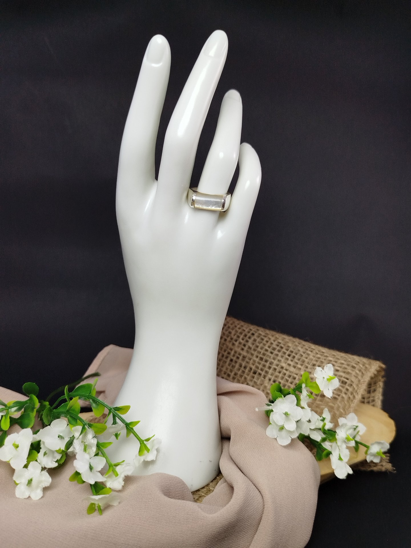 Anillo de Plata 950 con Piedra Blanca en Medio Cilindro – 4.91 g (Talla 6.5) - Image 2