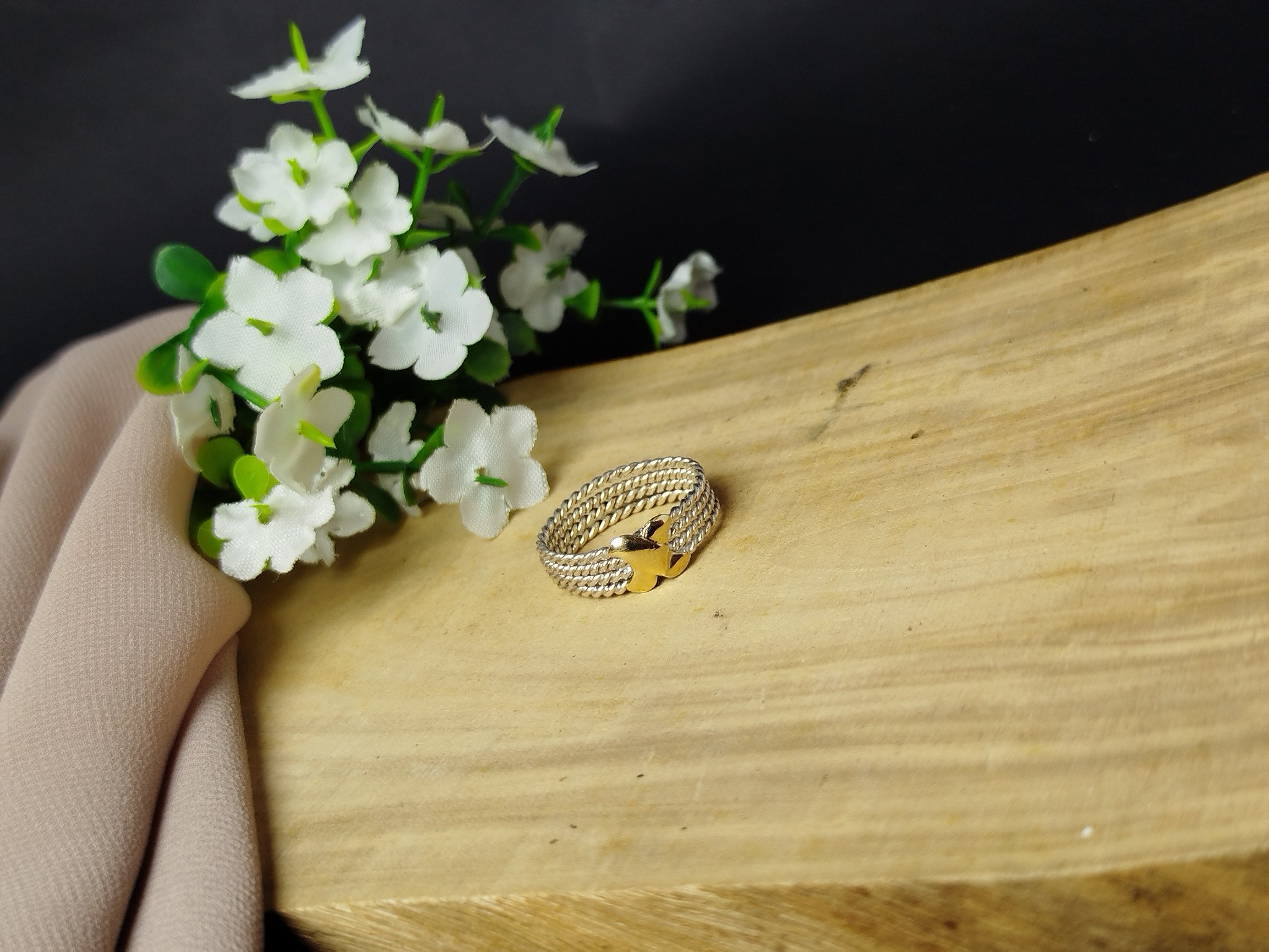 Anillo de Plata 950 con Trenzado Cuádruple y Detalle en Oro en Forma de X – 2.94 g (Talla 7)