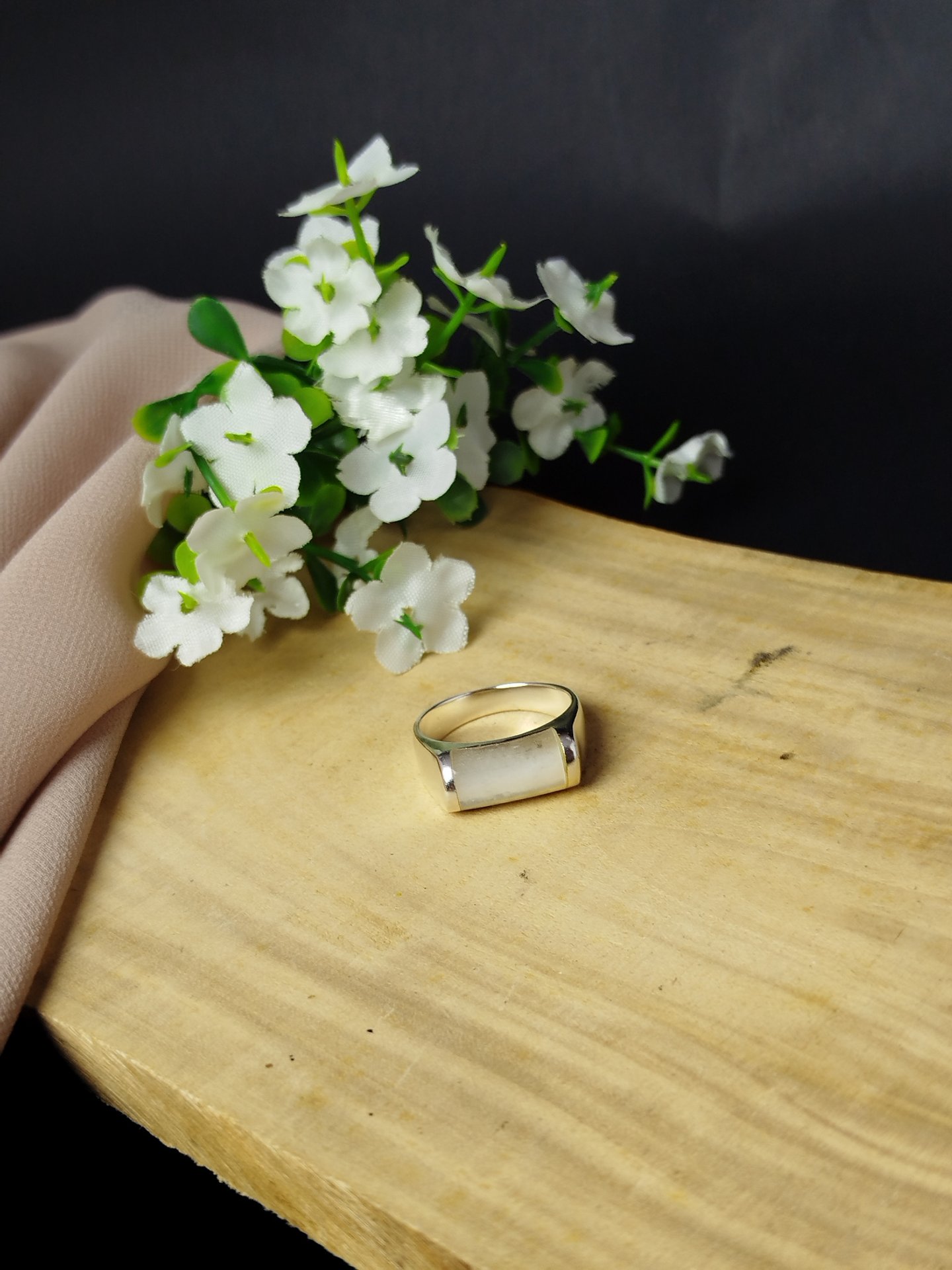 Anillo de Plata 950 con Piedra Blanca en Medio Cilindro – 4.91 g (Talla 6.5)