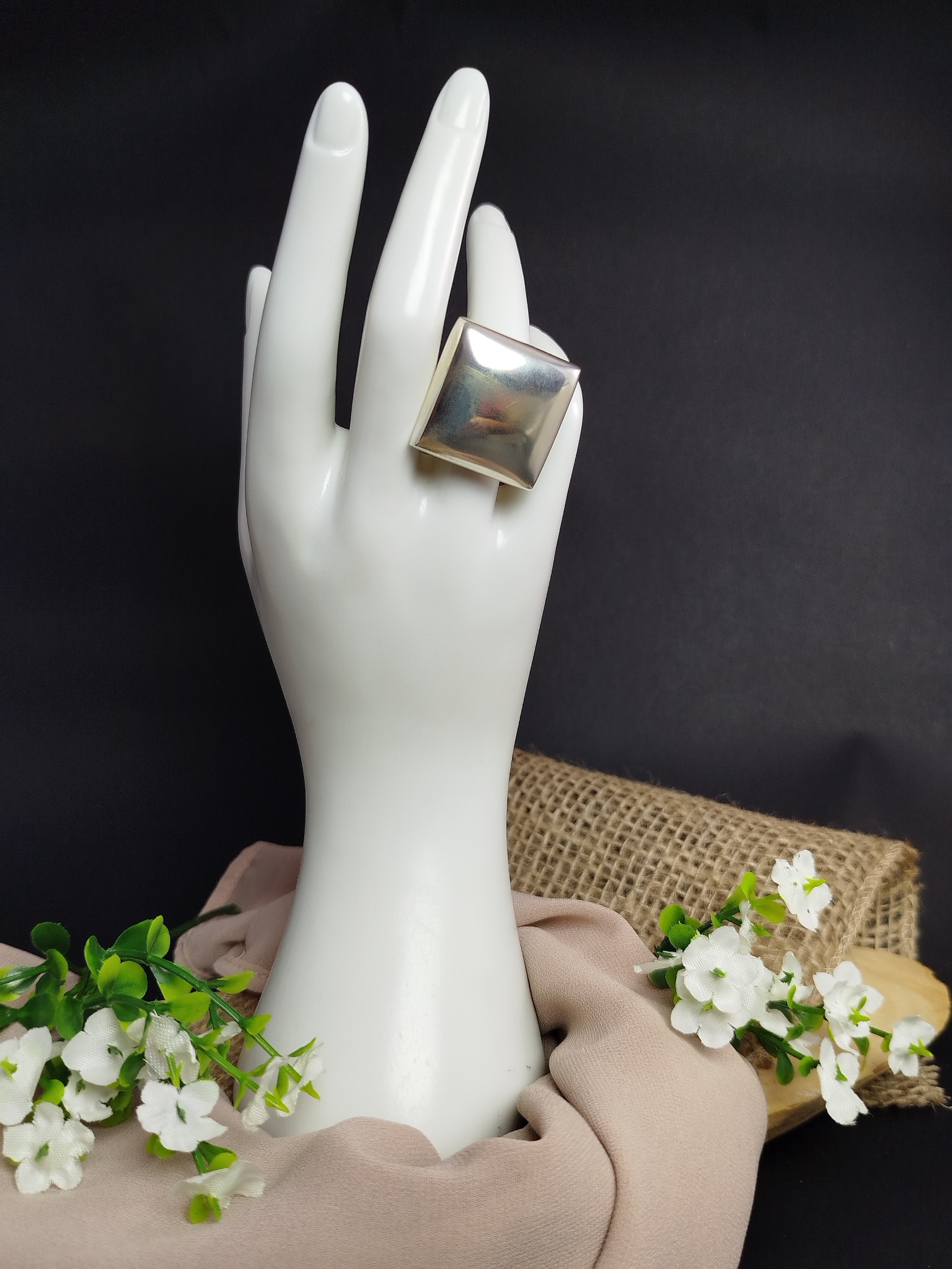 Anillo de Diseño Liso con Cuadrado en Plata 950 – 16.42 g (Talla 7)