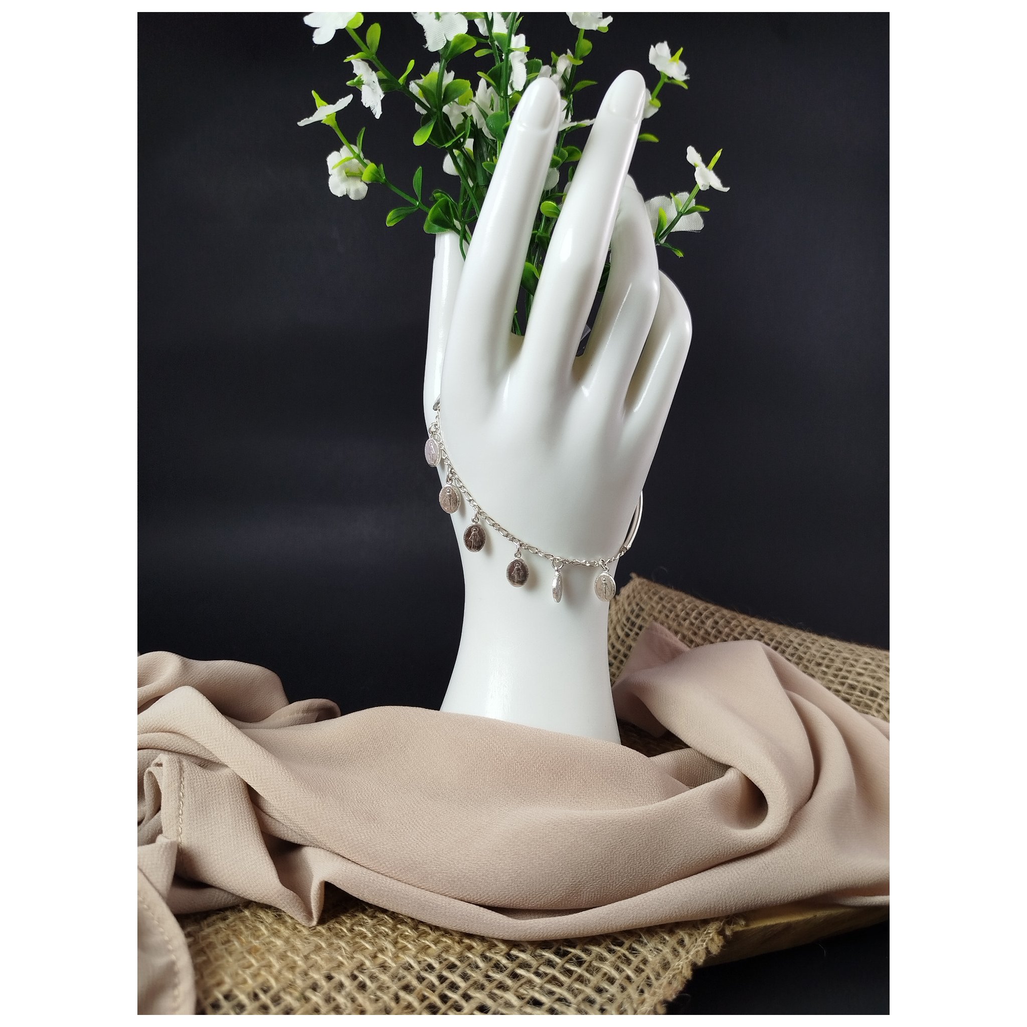 Pulsera de Plata 950 para Dama con Dijes de Vírgenes y Curvatura Metálica – 6.5 g - Image 3